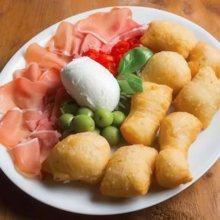 Chiacchiere bufala e crudo