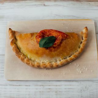 Pizza calzone de tomate, jamón cocido y mozzarella