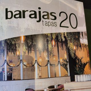 Paella de carne con pollo, cerdo y verduras 