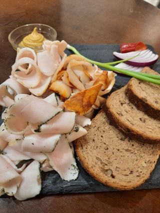 Свинска сланина асорти с горчица и ръжен хляб (330г)