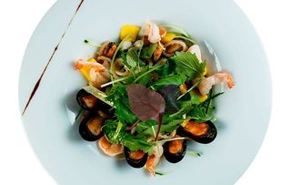 Салат з морепродуктами та чилійськими мідіями (250г)