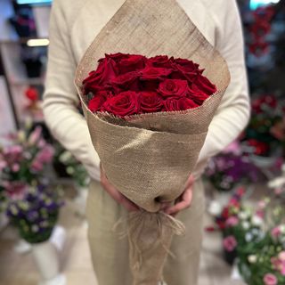 Букет от 15 бр. Червени рози в естествено зебло #297