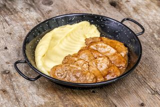 Mușchiuleț de porc în sos de vin cu piure