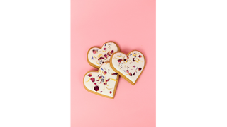 SERCE MAŚLANE BIAŁE Z PŁATKAMI RÓŻY.