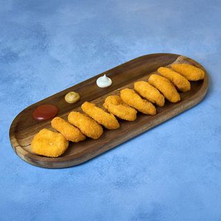 Pileći nuggetsi 10 komada, pomfrit i sosovi po izboru + Coca Cola 0.33