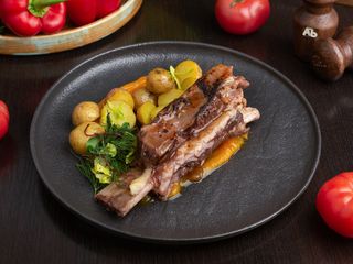 Рёбра говяжьи с картофелем