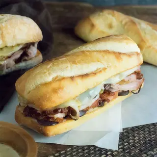 Bocadillo XL de lomo con queso, lechuga y tomate