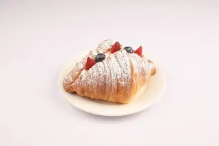 Круассан с ягодами (80г)