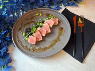 Стейк тунця з Едамаме