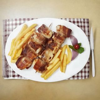 Pileći ražnjić rolovan slaninom