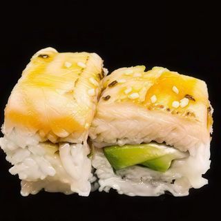 58. Uramaki De Cangrejo, Aguacate Y Salmón Flameado