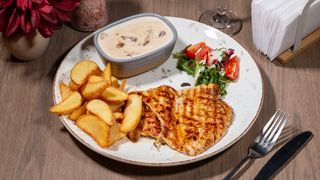 PIEPT DE PUI CU SOS DE  CIUPERCI SI CARTOFI WEDGES