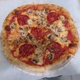 Pizza de  salami picante y champinones