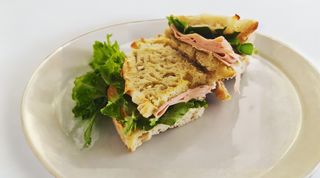 Sendvič s pestom od pistacija i mortadelom