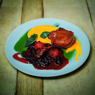 Качина ніжка з ягодами та мусом з батата (160/60/135г)