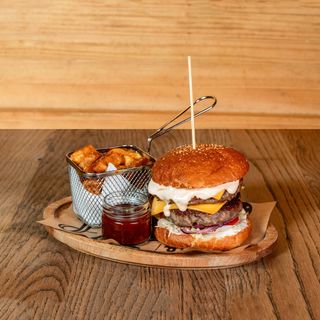 Irish pub cheeseburger sa kriškama krompira