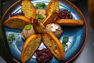 Домашен пилешки пастет с конфитюр от червен лук и кростини от хляб, приготвен в Padre (250г)