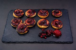 Mini američke krofnice sa dzemom, voćem i prelivom od šumškog voća