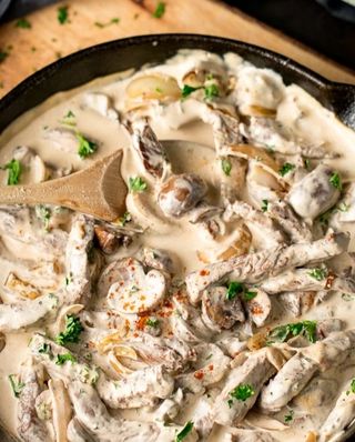 Carne de vițel in sos cremos cu ciuperci