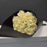 Buchet din trandafiri albi în hîrtie neagră