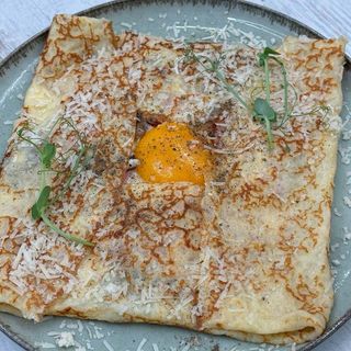 Млинець з шинкою, яйцем та сиром