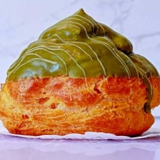 Choux cu Fistic si Zmeură