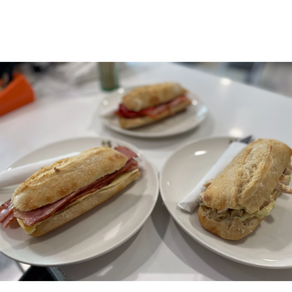 Bocadillo De Tortilla De Patatas con Cebolla