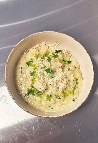 Ризото с пиле, зелен боб и свежи билки