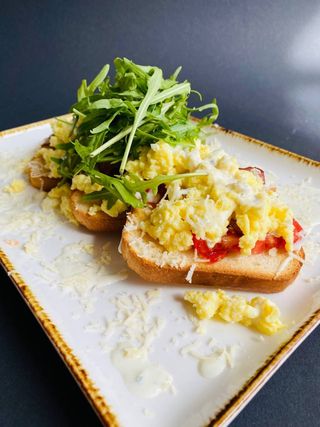 Скрембл з тостами