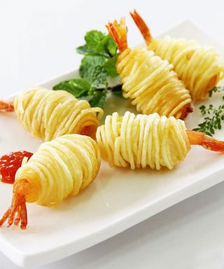 Creveti in cuib de cartofi 