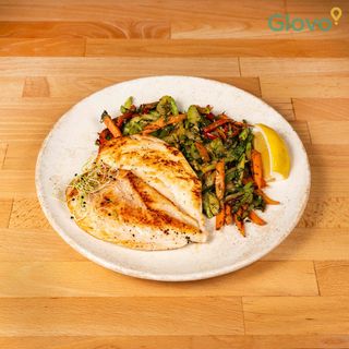 Сочно пилешко филе на плоча със сотирани зеленчуци (350г)