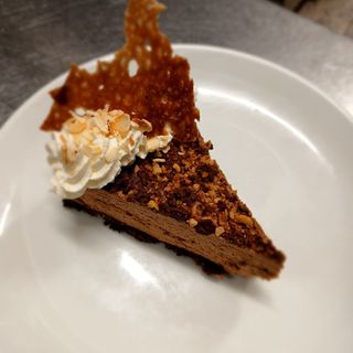 Торта с шоколадов мус и лешници (150г)