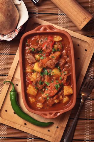 Gulaș de vită cu cartofi