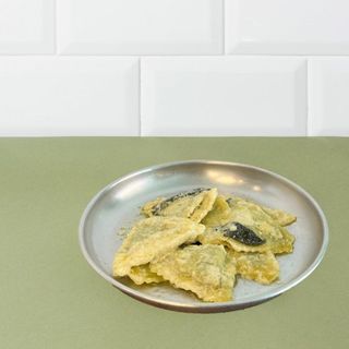 Ravioli di pasta fresca con spinaci, ricotta e grana padano