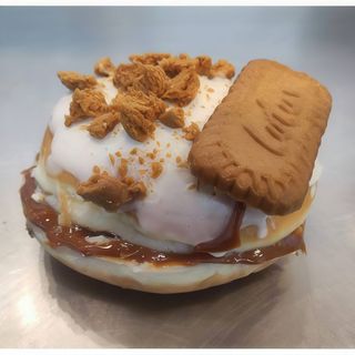 Berlina de dulce de leche con galleta caramelizada.