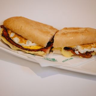 Bocadillo De Bacon Con Queso Y Huevo
