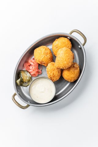 Рисові крокети з лососем зі спайсі соусом  