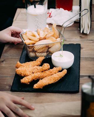 Crispy cu cartofi dippers și sos usturoi