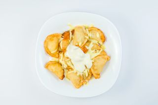 вареники жареные  под сырным соусом (300 гр.)