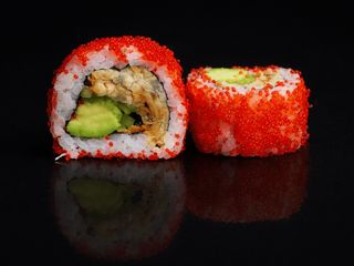 Kalifornia w tobiko z węgorzem (8 szt.) (330g)