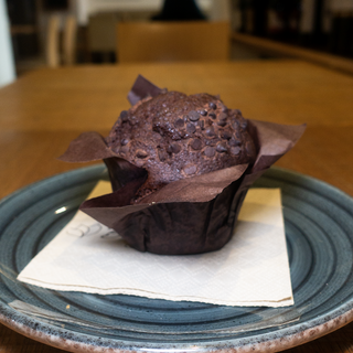 Muffin al cacao con gocce di cioccolato