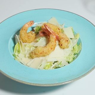 Salată Caesar, creveți crocanti, ou, sos cremos de anșoa,muștar și parmezan.