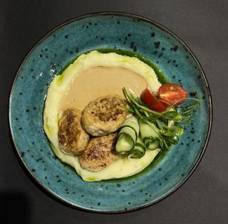 Пюре з котлетками та мясним соусом