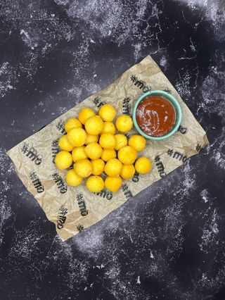 Картопляні кульки з соусом на вибір (180/40г)