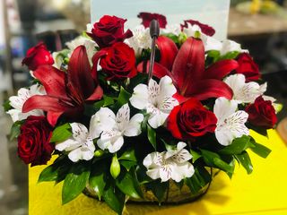 წითელი ვარდების კალათი