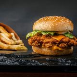 Пилешки бургер с кюфте + кока кола (500мл)