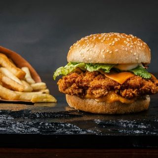 Пилешки бургер с кюфте + кока кола (500мл)