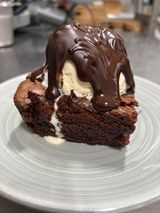 Brownie con helado de vainilla