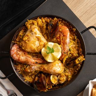 Paella de Mariscos con Pollo (Tamaño Personal)