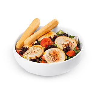 Sałatka z kozim serem, pomidorkami cherry i konfiturą z czerwonej cebuli 220 g